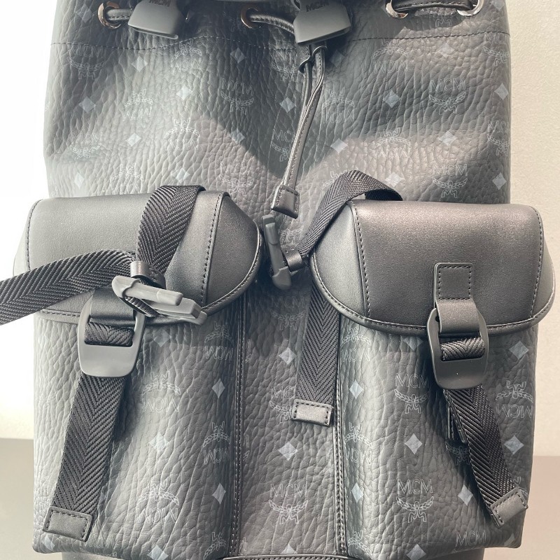 MCM Brandenburg Visetos 黑色雙肩包 老花滿印翻蓋抽繩束口 後背包 大號-5