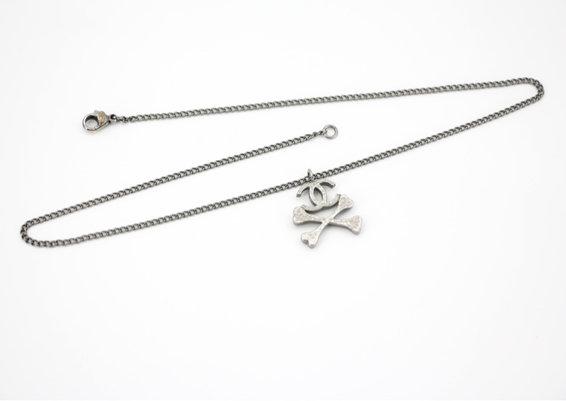 Chanel Vintage 03A 琺瑯黑色骷髏骨灰色CC項鏈-1