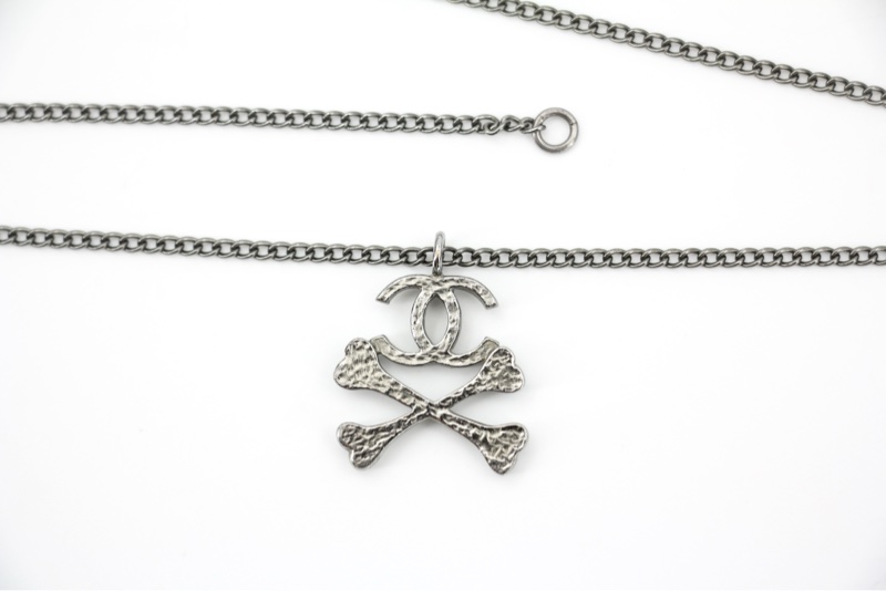 Chanel Vintage 03A 琺瑯黑色骷髏骨灰色CC項鏈-3