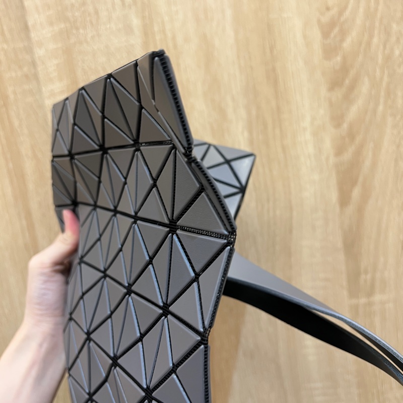 Issey Miyake 啞光灰塑料10x10手提肩背包-5