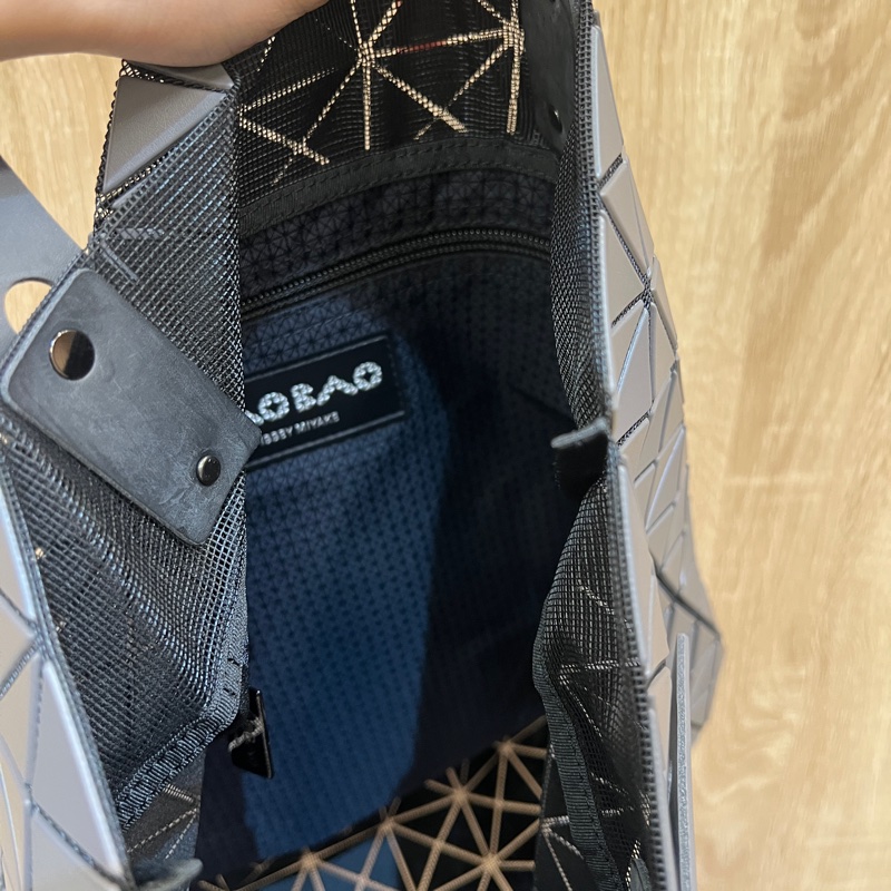 Issey Miyake 啞光灰塑料10x10手提肩背包-7