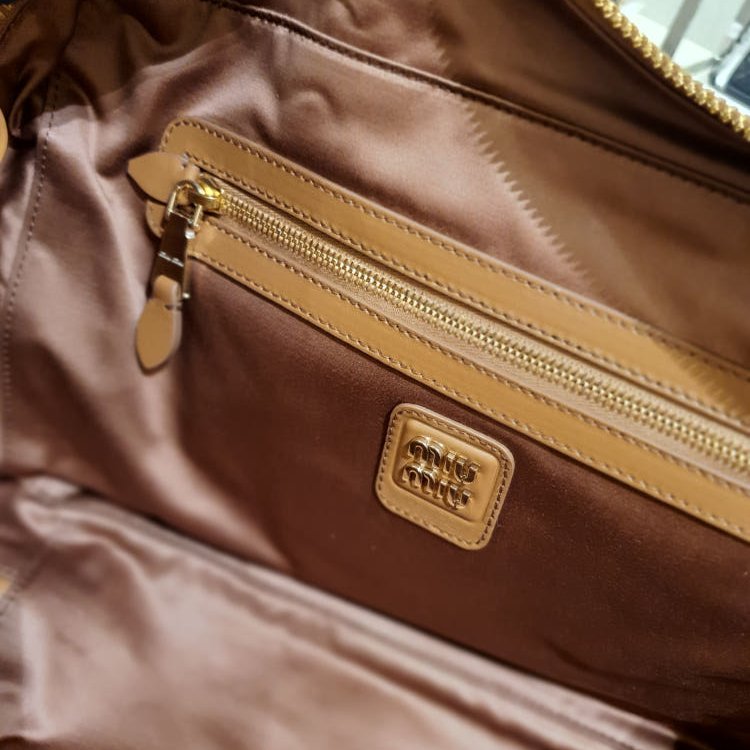 🎉新品好折扣✨Miu Miu 5BB117 大款小牛皮 Beau包 干邑色/焦糖色系-11