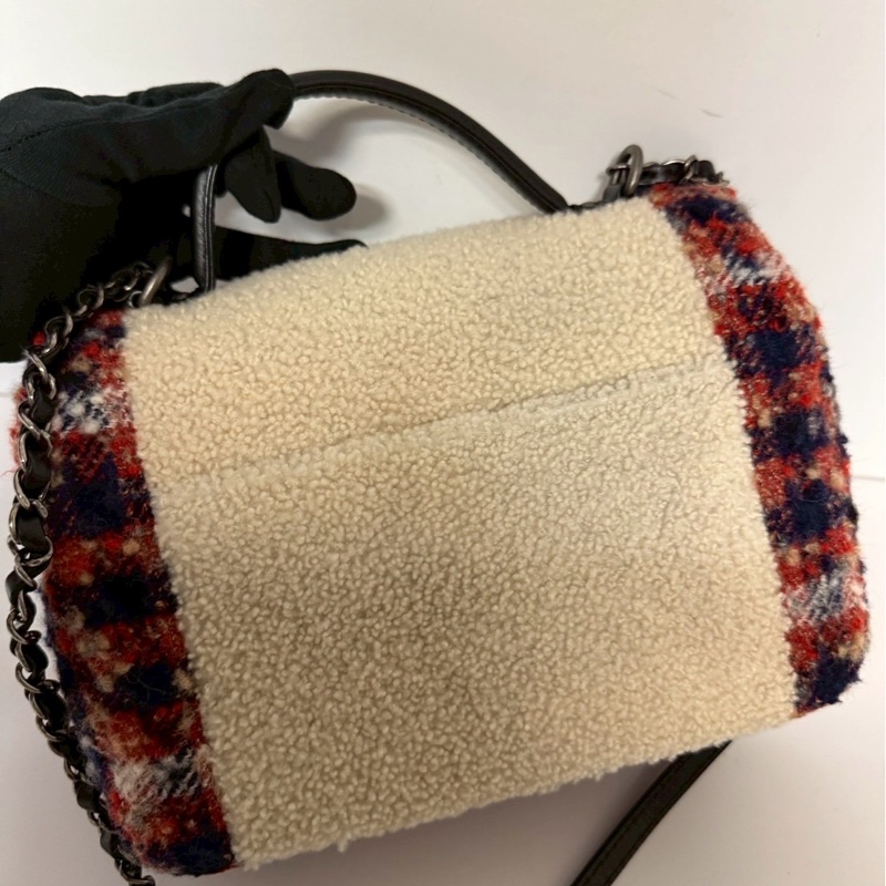 CHANEL 羊羔毛拼接格紋手提包-5
