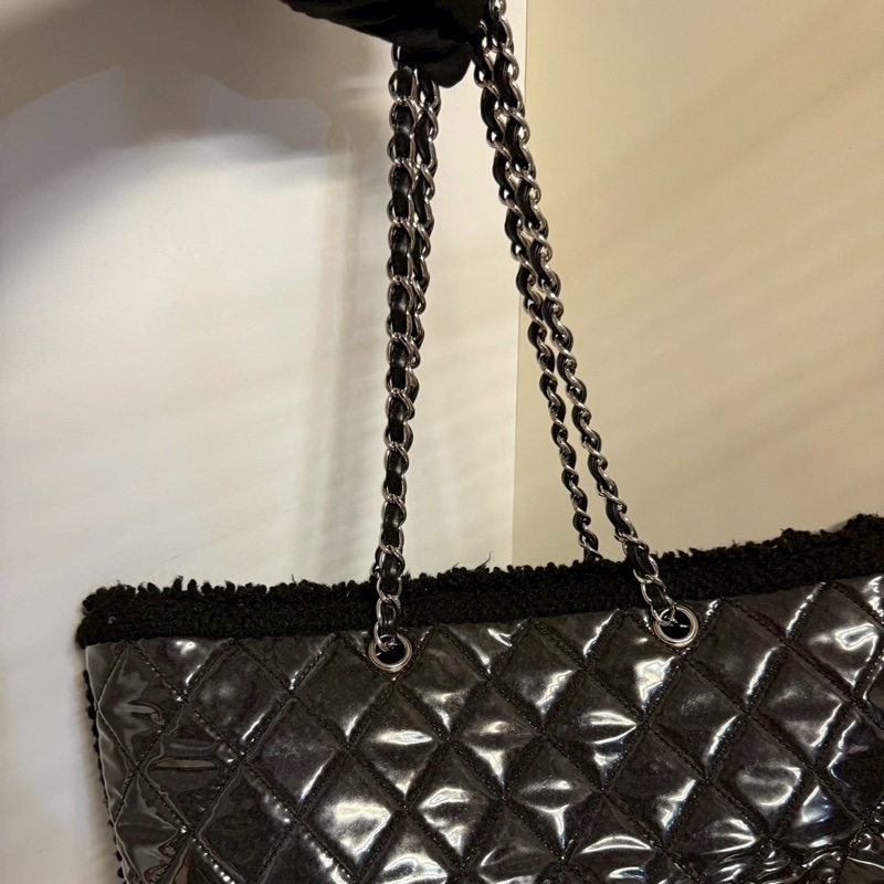 CHANEL 黑色漆皮購物包托特包-18