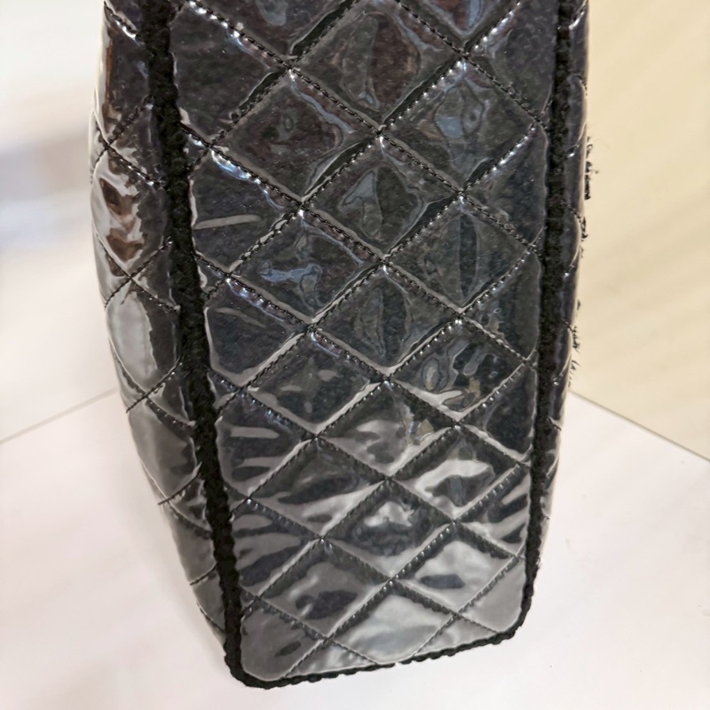 CHANEL 黑色漆皮購物包托特包-24