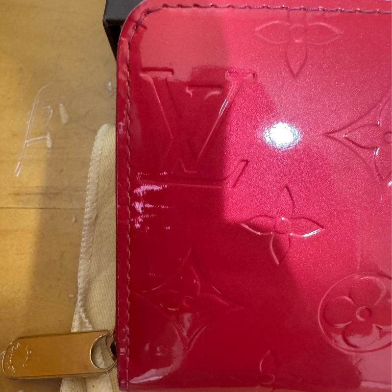 LV桃紅色漆皮長夾-6