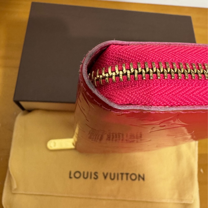 LV桃紅色漆皮長夾-9