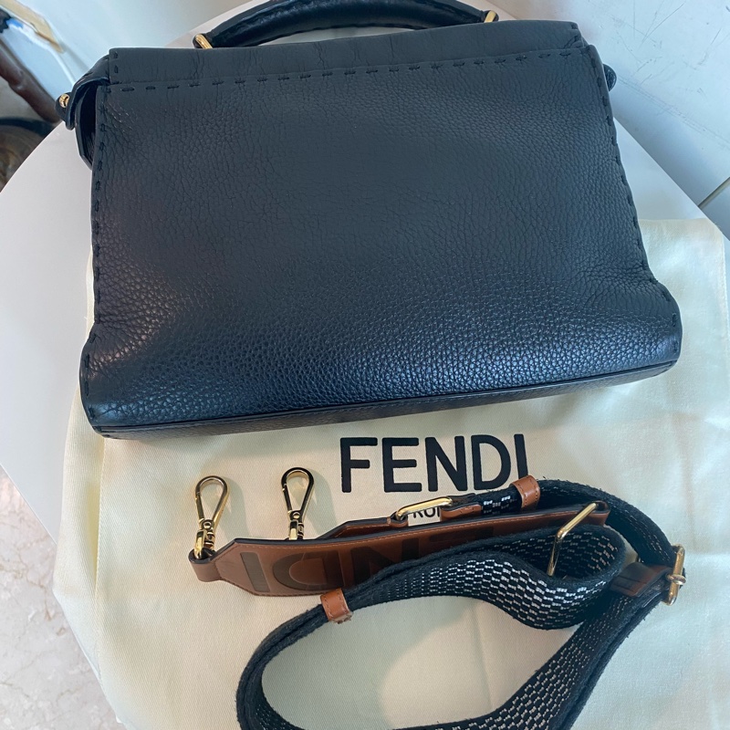 Fendi 黑金peekaboo小怪獸-2