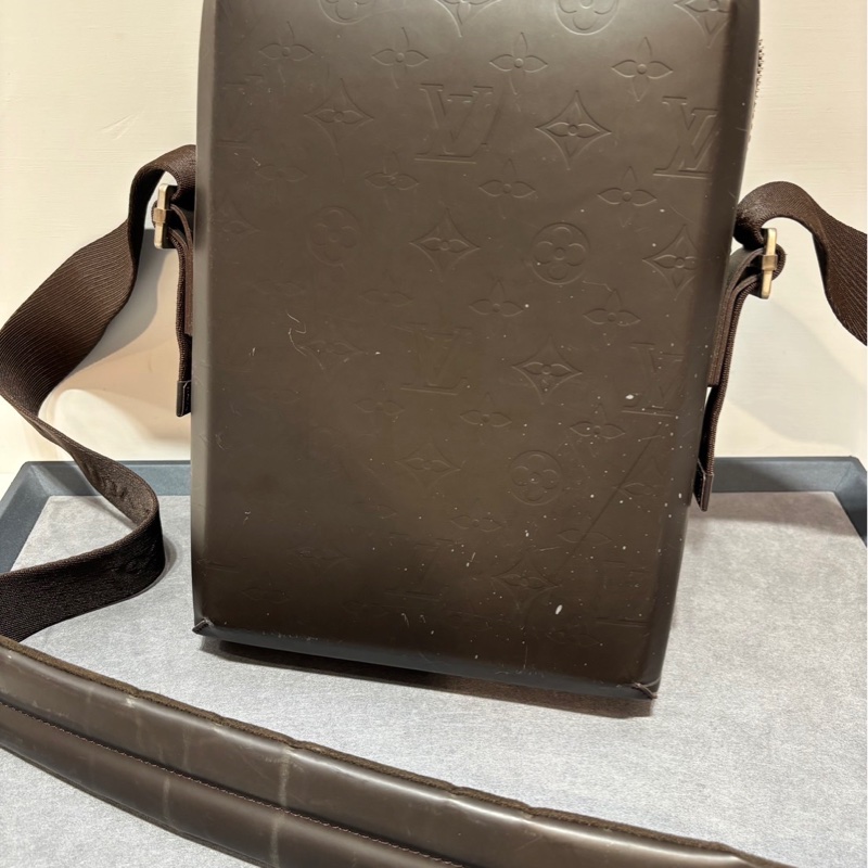 二手LV全皮咖啡巧克力壓紋斜背包M46520絕版品-0