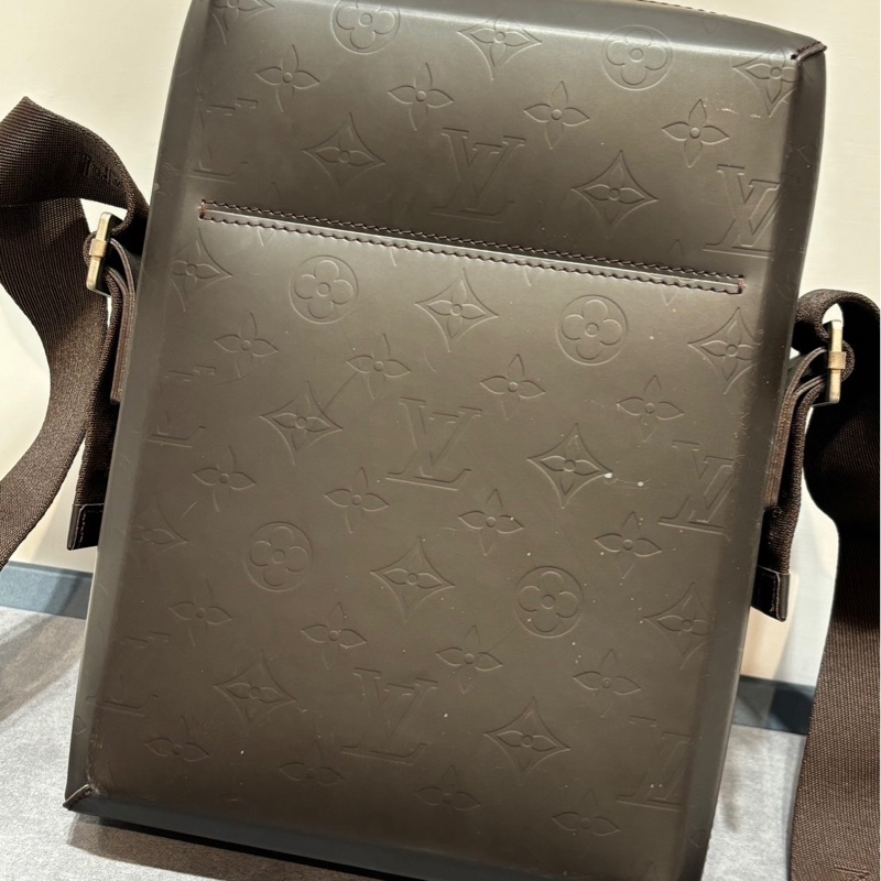 二手LV全皮咖啡巧克力壓紋斜背包M46520絕版品-1
