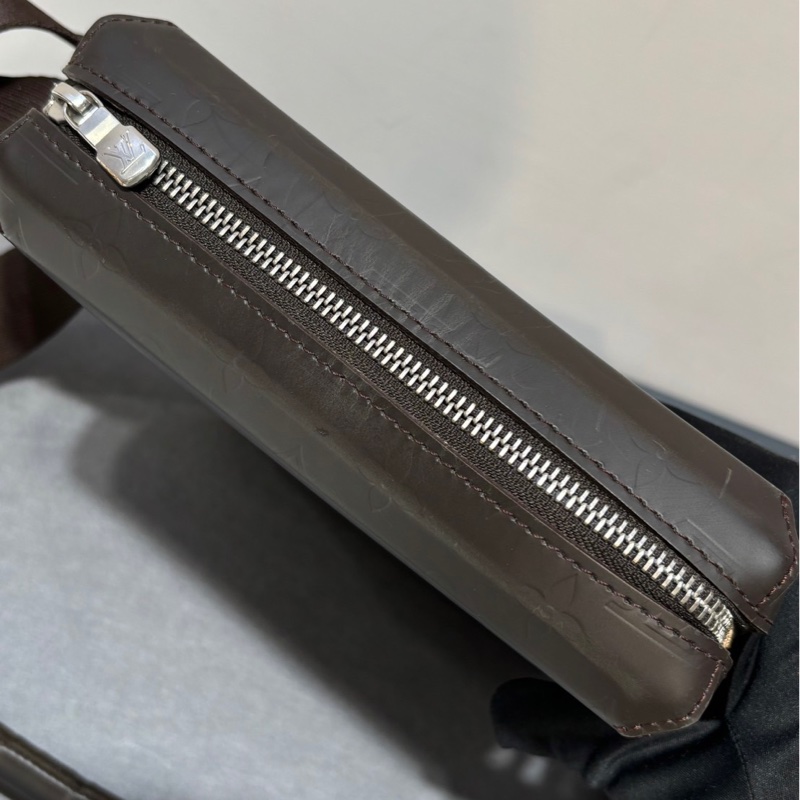 二手LV全皮咖啡巧克力壓紋斜背包M46520絕版品-3