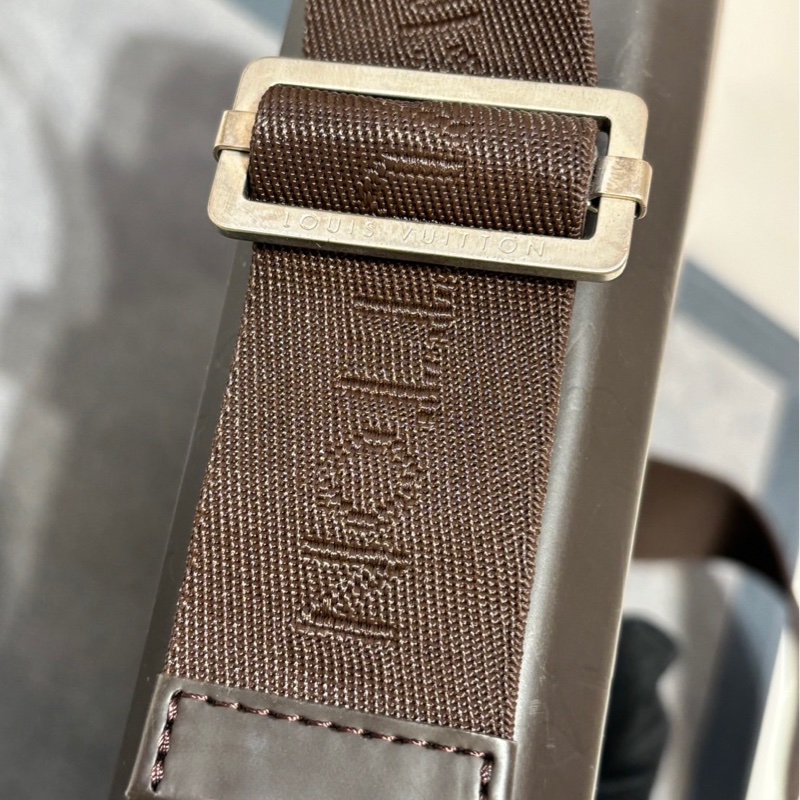 二手LV全皮咖啡巧克力壓紋斜背包M46520絕版品-4