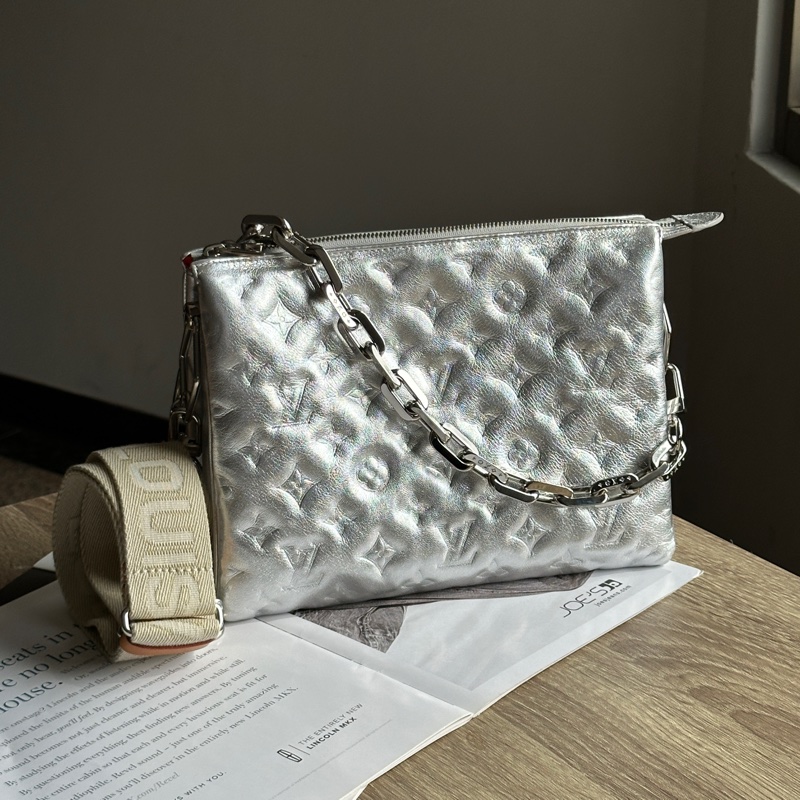 ‎˗ˏˋ 時髦優等生 º· 𓈒꙳ ‎˖ Louis Vuitton M57913 Coussin 金屬銀牛皮銀釦 肩背包 斜背包-0