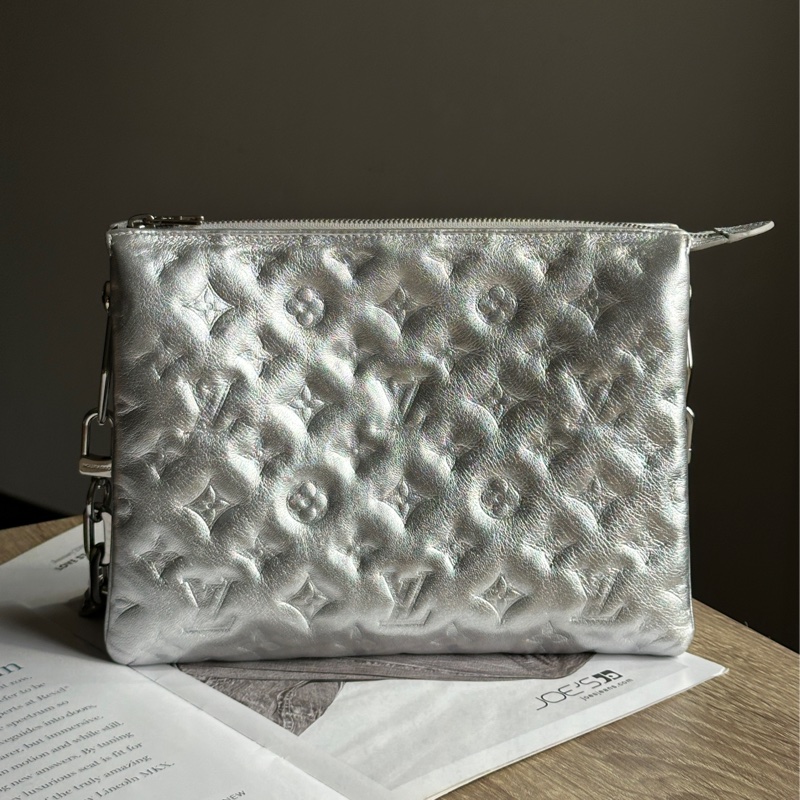 ‎˗ˏˋ 時髦優等生 º· 𓈒꙳ ‎˖ Louis Vuitton M57913 Coussin 金屬銀牛皮銀釦 肩背包 斜背包-1