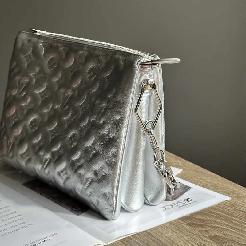 ‎˗ˏˋ 時髦優等生 º· 𓈒꙳ ‎˖ Louis Vuitton M57913 Coussin 金屬銀牛皮銀釦 肩背包 斜背包-2