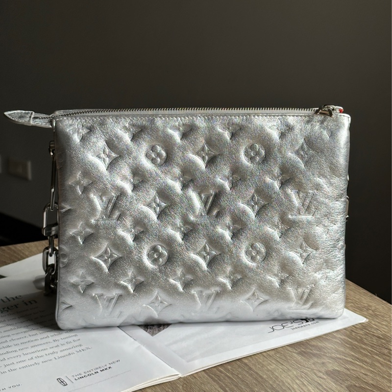 ‎˗ˏˋ 時髦優等生 º· 𓈒꙳ ‎˖ Louis Vuitton M57913 Coussin 金屬銀牛皮銀釦 肩背包 斜背包-3