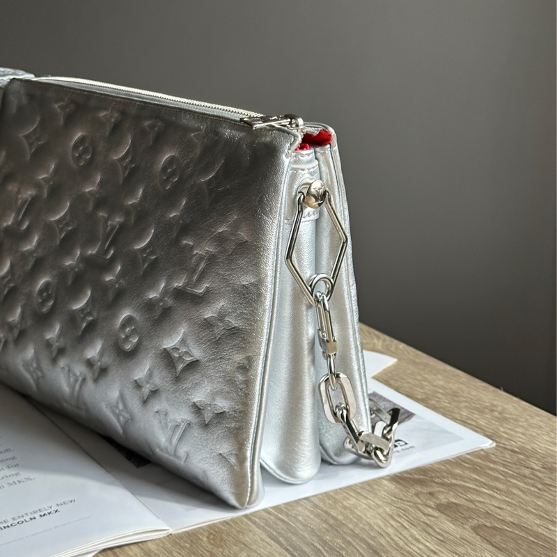 ‎˗ˏˋ 時髦優等生 º· 𓈒꙳ ‎˖ Louis Vuitton M57913 Coussin 金屬銀牛皮銀釦 肩背包 斜背包-4