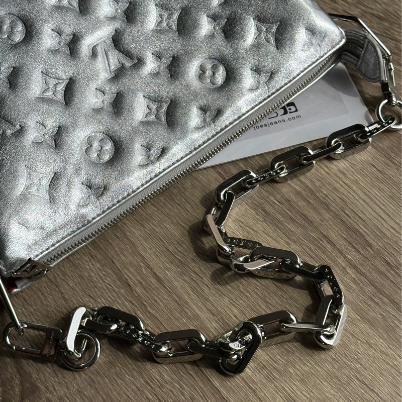 ‎˗ˏˋ 時髦優等生 º· 𓈒꙳ ‎˖ Louis Vuitton M57913 Coussin 金屬銀牛皮銀釦 肩背包 斜背包-10