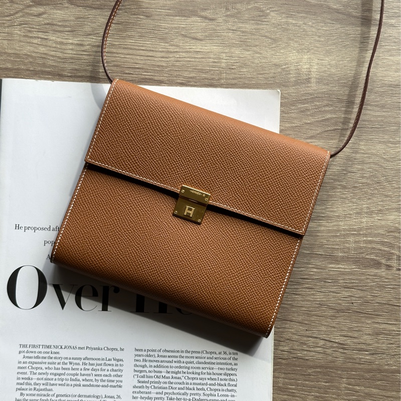 ˗ˏˋ 松阪梅也在背 º· 𓈒꙳ ˖ Hermès Clic16 37金棕Epsom牛皮 金釦 斜背包-1