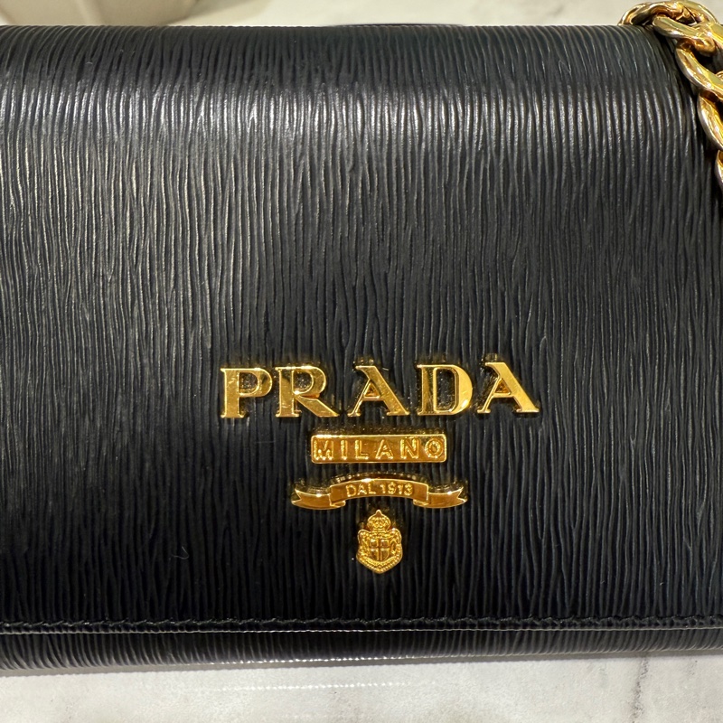 Prada黑牛皮水波紋金釦下蓋8卡woc鏈包-1