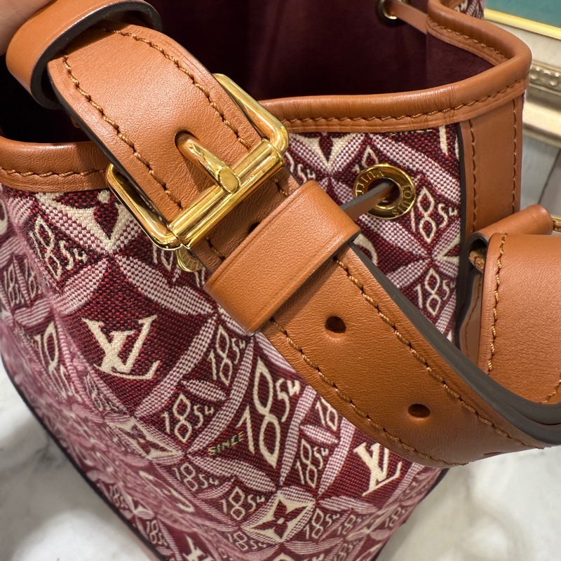 LV 酒紅1854緹花滾咖皮邊金釦束口肩背水桶包NoeM57154-2