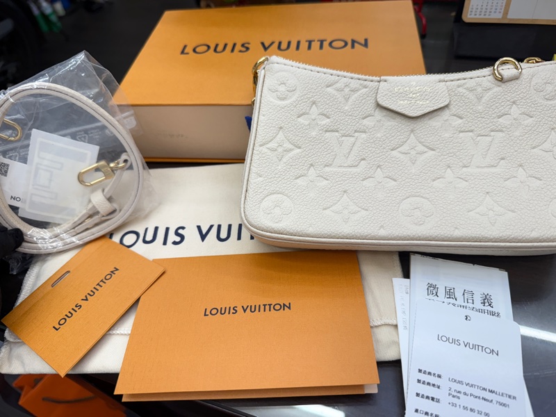 LOUIS VUITTON晶片款、腋下單肩包、斜肩背包、全皮壓紋、奶白色、金扣 、仙女包-15