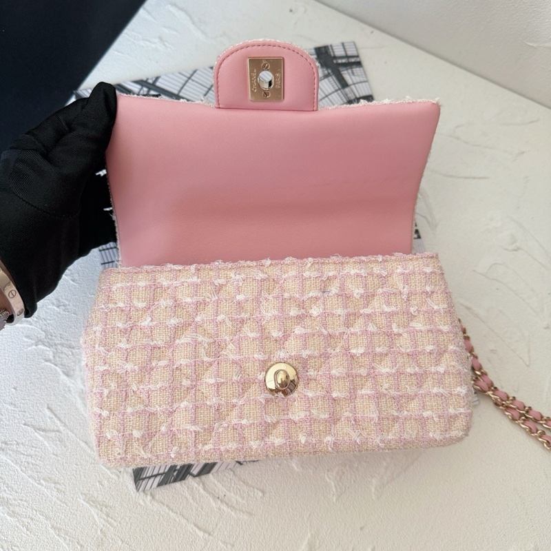 Chanel香奈兒24P粉色毛呢手柄大mini 附件盒子塵袋。-7