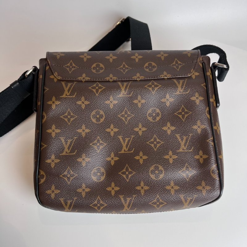 LV M97039 老花翻蓋磁扣斜肩包-1