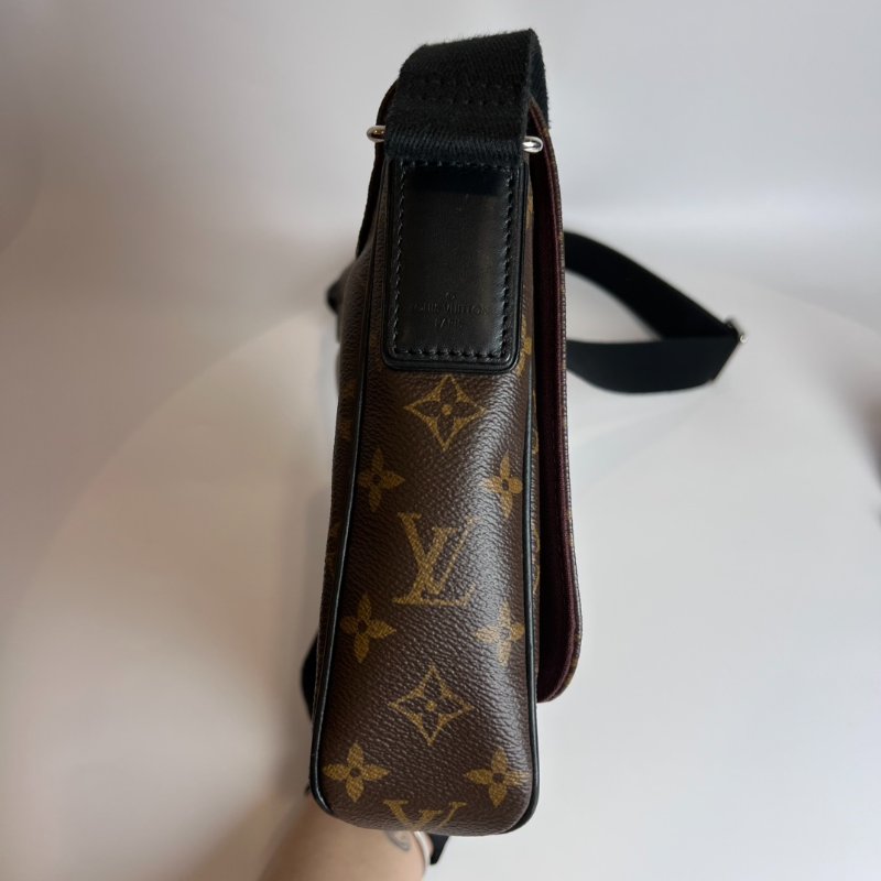 LV M97039 老花翻蓋磁扣斜肩包-3