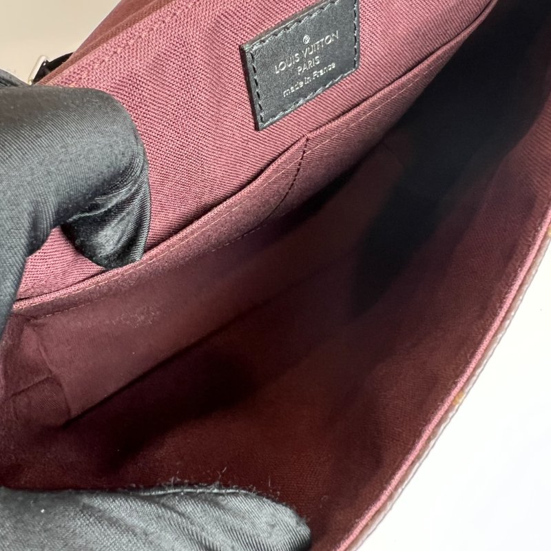LV M97039 老花翻蓋磁扣斜肩包-5