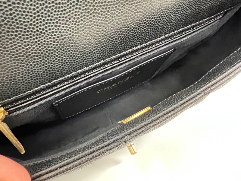Chanel 黑荔枝皮霧金釦下蓋皮穿鍊斜背包-11