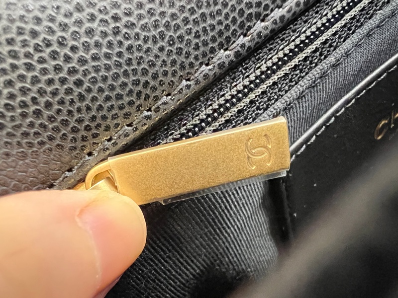 Chanel 黑荔枝皮霧金釦下蓋皮穿鍊斜背包-14