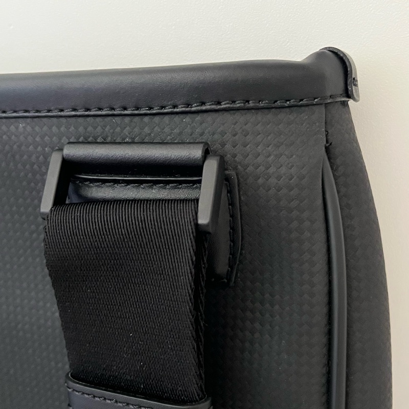 Montblanc男士碳纖維紋斜背包-4