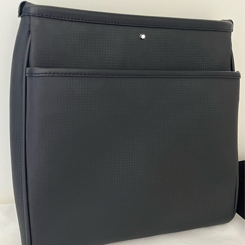 Montblanc男士碳纖維紋斜背包-10