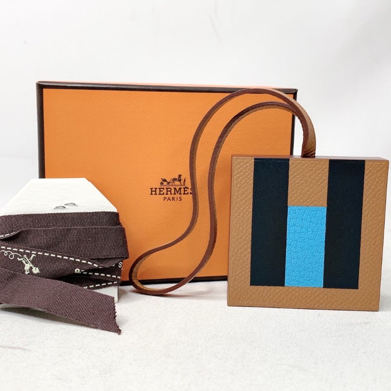 HERMES 全新H幾何方塊包款吊飾-1