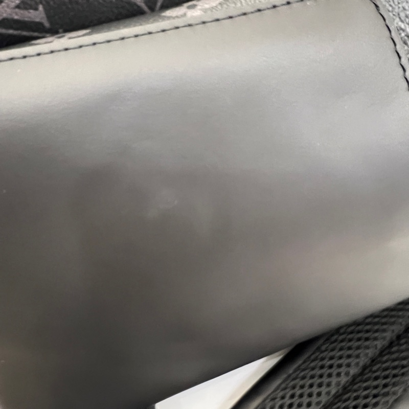 LV 黑灰原花銀釦Discovery PM 後背包-8