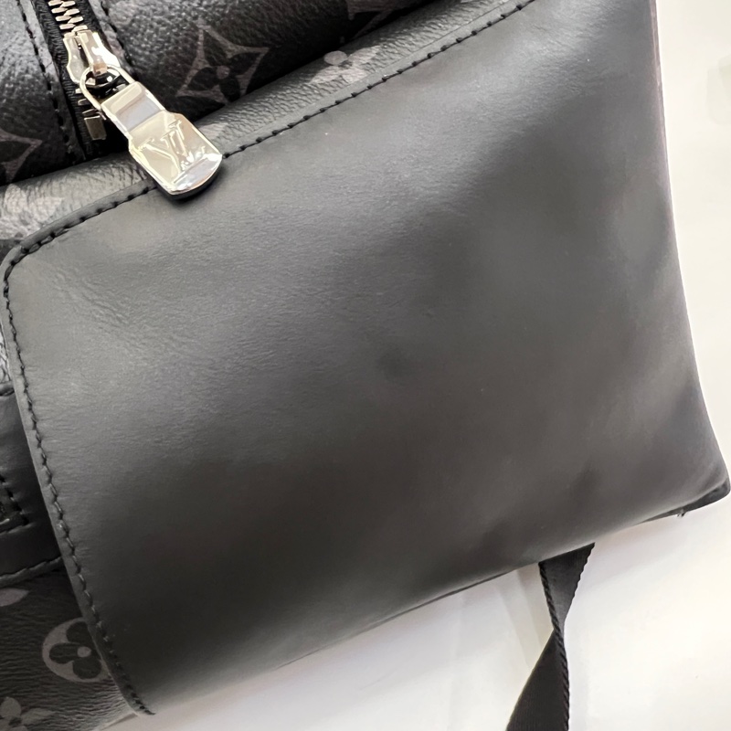 LV 黑灰原花銀釦Discovery PM 後背包-9