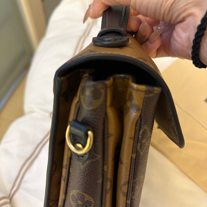 Lv 拼色郵差包-13