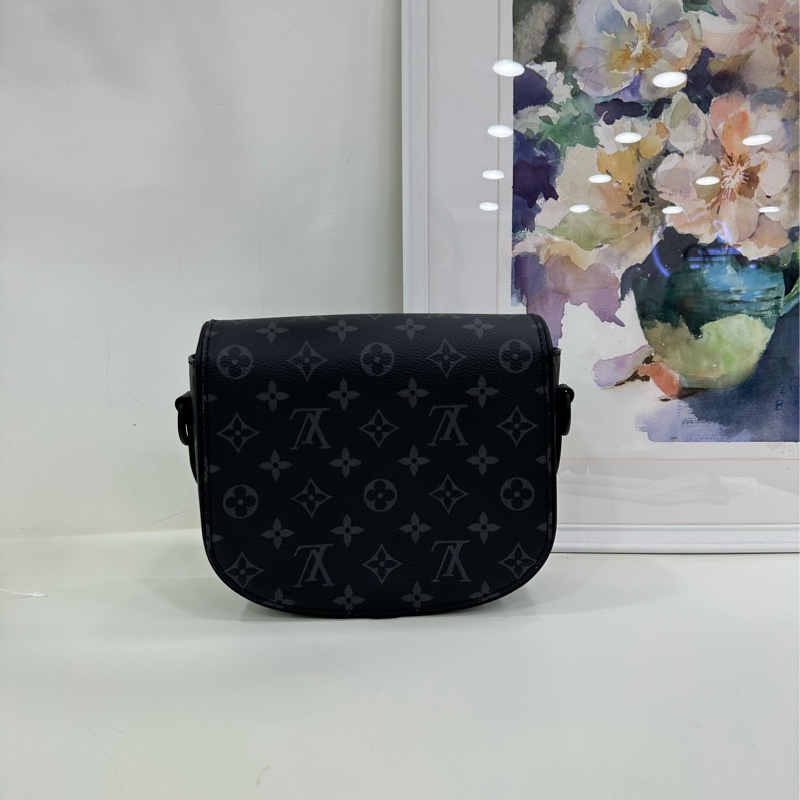 LV montsouris黑老花 馬鞍郵差包單肩包 晶片款 25年6月購證 成色:99新 尺寸:21x18-2