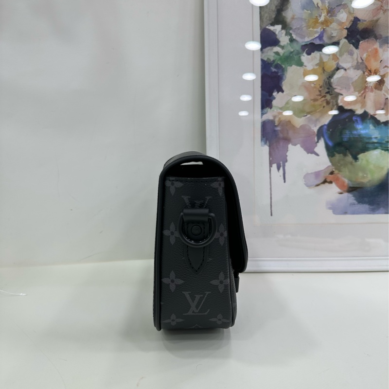 LV montsouris黑老花 馬鞍郵差包單肩包 晶片款 25年6月購證 成色:99新 尺寸:21x18-3