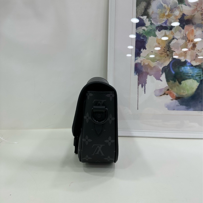 LV montsouris黑老花 馬鞍郵差包單肩包 晶片款 25年6月購證 成色:99新 尺寸:21x18-4