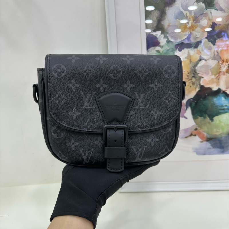 LV montsouris黑老花 馬鞍郵差包單肩包 晶片款 25年6月購證 成色:99新 尺寸:21x18-5