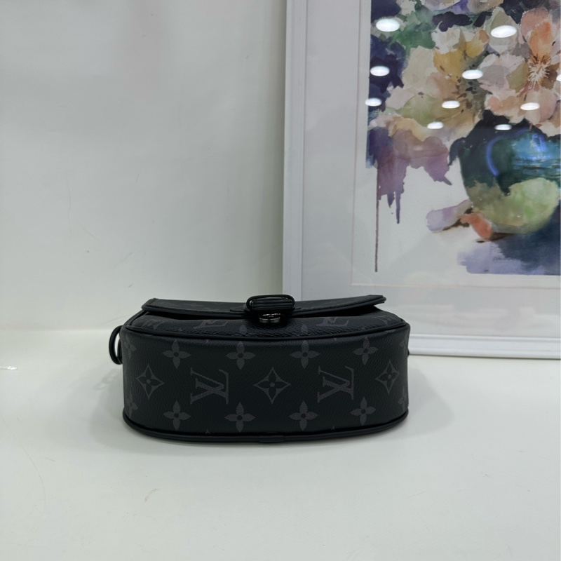 LV montsouris黑老花 馬鞍郵差包單肩包 晶片款 25年6月購證 成色:99新 尺寸:21x18-6