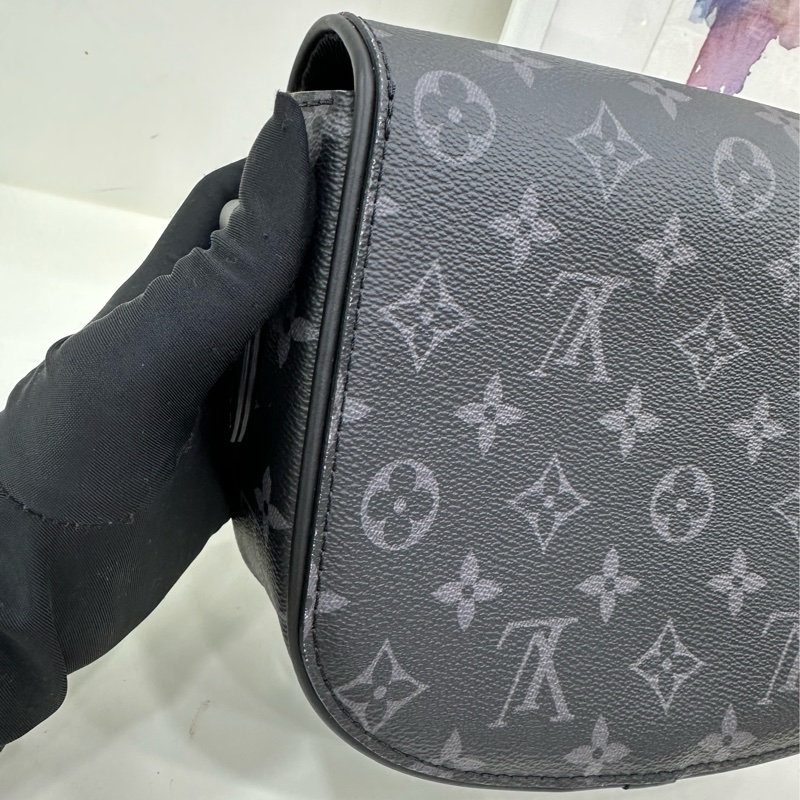LV montsouris黑老花 馬鞍郵差包單肩包 晶片款 25年6月購證 成色:99新 尺寸:21x18-10