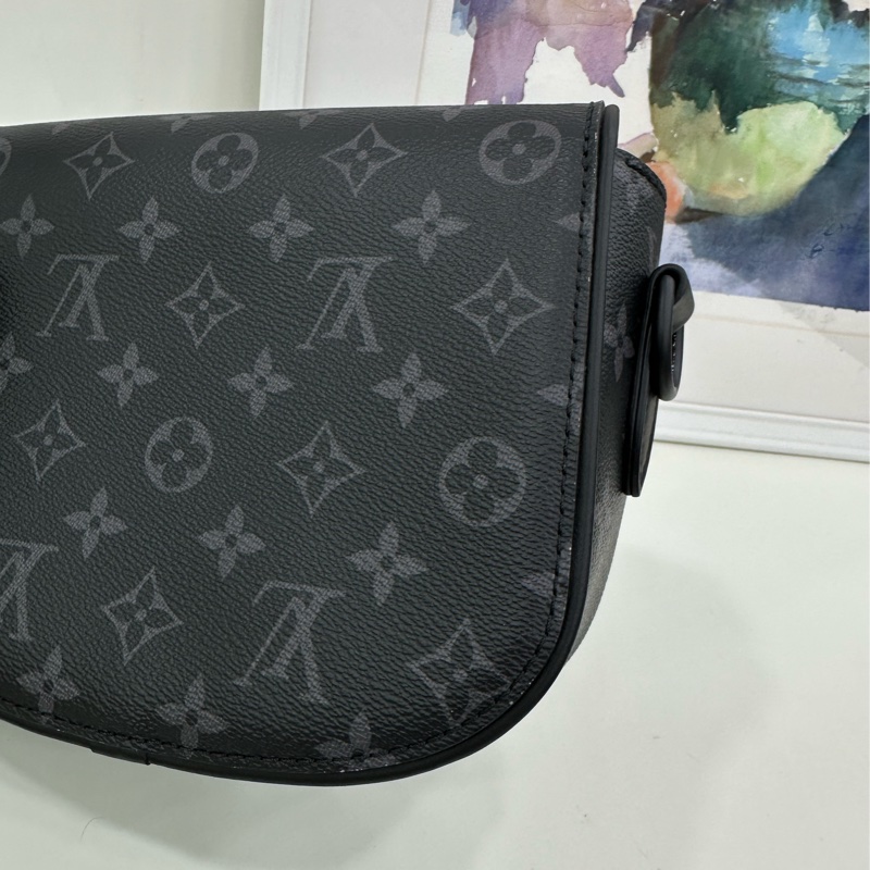 LV montsouris黑老花 馬鞍郵差包單肩包 晶片款 25年6月購證 成色:99新 尺寸:21x18-11