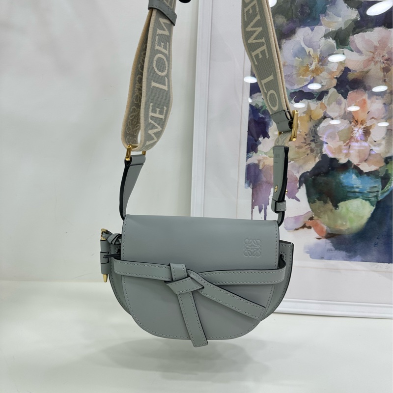 Loewe羅意威mini gate馬鞍包,刺繡寬肩帶,單肩斜挎包,小號 有購證 肩帶邊緣有點髒污。尺寸:12.5*21.*9.5cm-5