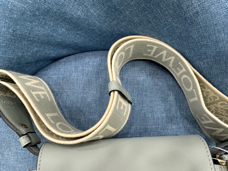 Loewe羅意威mini gate馬鞍包,刺繡寬肩帶,單肩斜挎包,小號 有購證 肩帶邊緣有點髒污。尺寸:12.5*21.*9.5cm-10