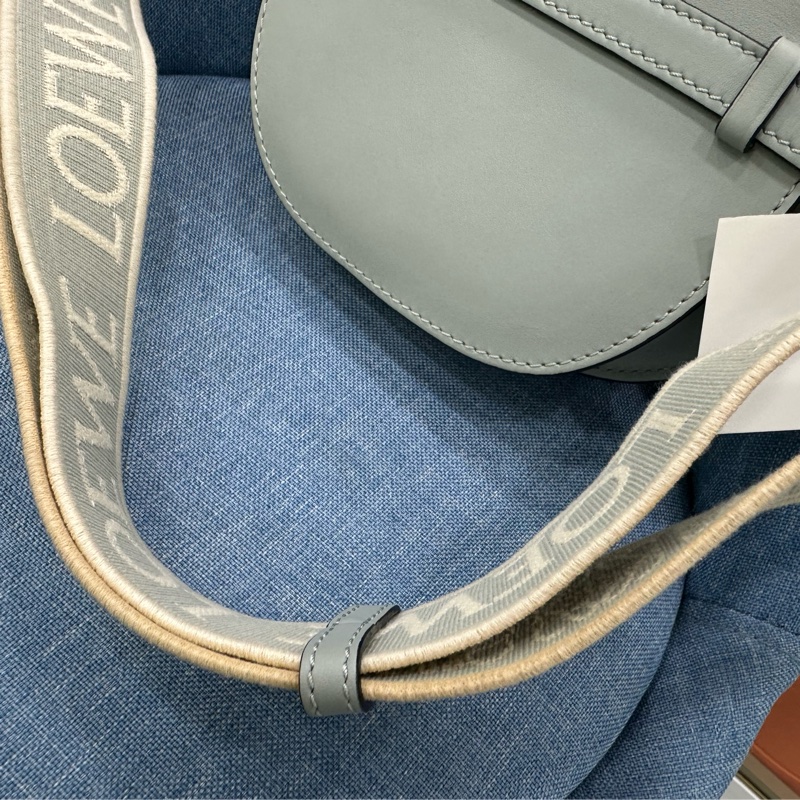 Loewe羅意威mini gate馬鞍包,刺繡寬肩帶,單肩斜挎包,小號 有購證 肩帶邊緣有點髒污。尺寸:12.5*21.*9.5cm-11