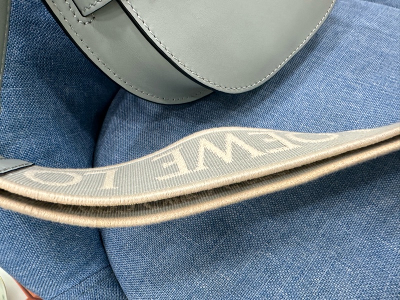 Loewe羅意威mini gate馬鞍包,刺繡寬肩帶,單肩斜挎包,小號 有購證 肩帶邊緣有點髒污。尺寸:12.5*21.*9.5cm-12