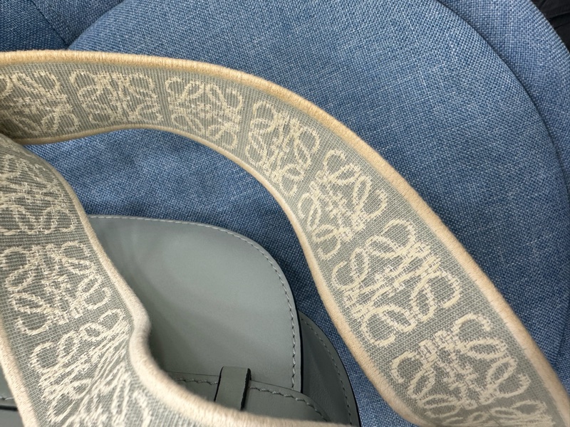 Loewe羅意威mini gate馬鞍包,刺繡寬肩帶,單肩斜挎包,小號 有購證 肩帶邊緣有點髒污。尺寸:12.5*21.*9.5cm-13